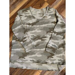 American Eagle Womens Camo Long Sleeve V-Neck Ribbed Cuffs Sweater Size Medium